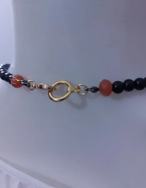 colar marrom e preto estilo retrô