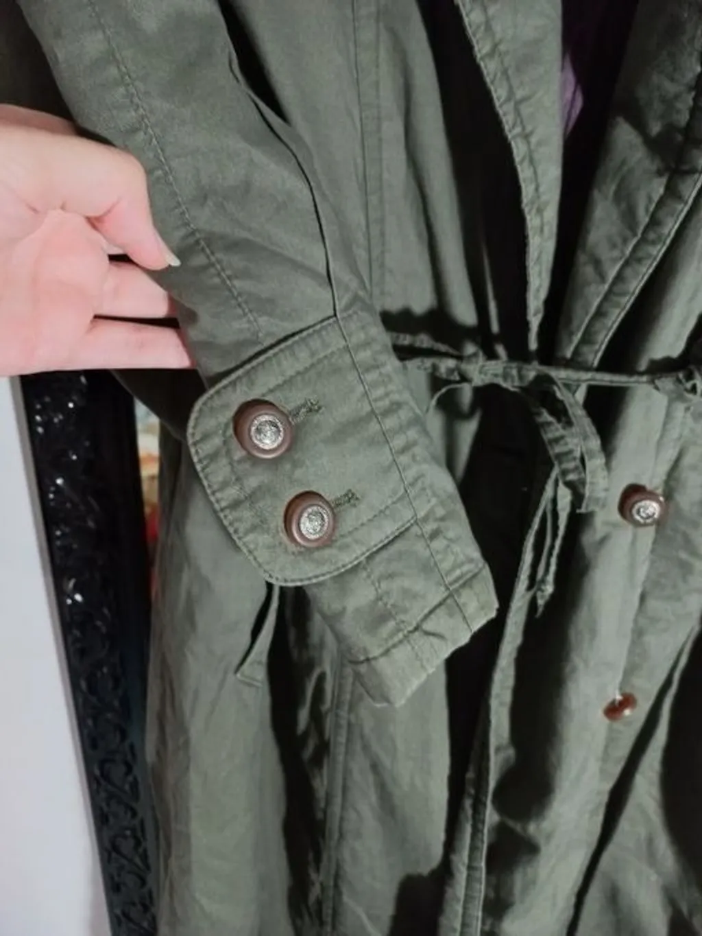 Trench coat forrado, com ajuste na cintura, tem 1,20 de comprime