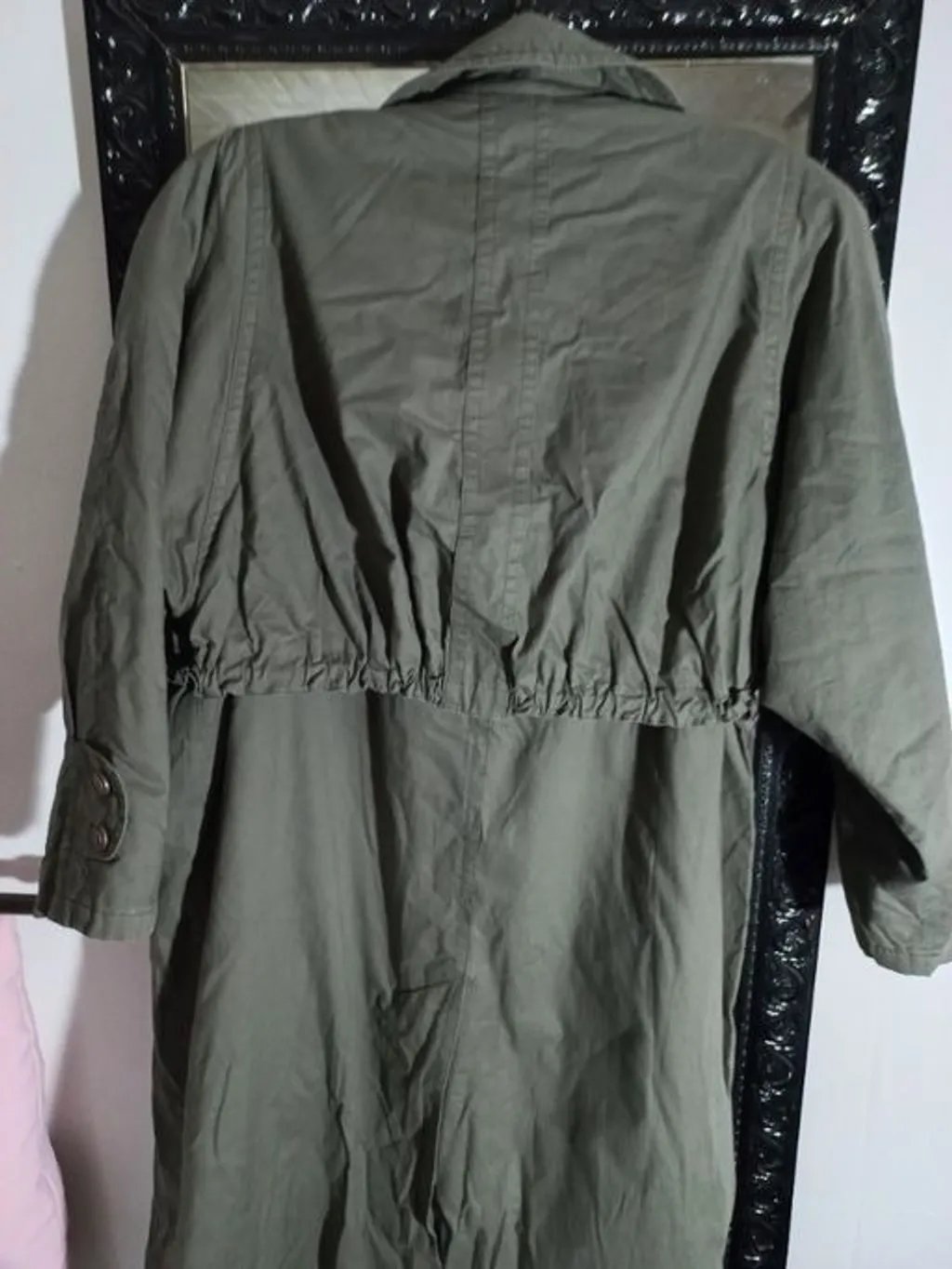 Trench coat forrado, com ajuste na cintura, tem 1,20 de comprime