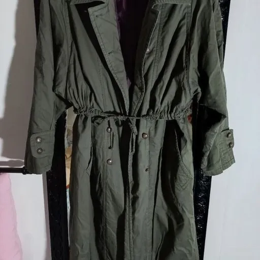 Trench coat forrado, com ajuste na cintura, tem 1,20 de comprime