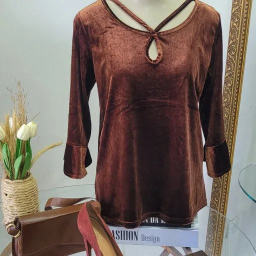 Blusa flare em veludo marrom