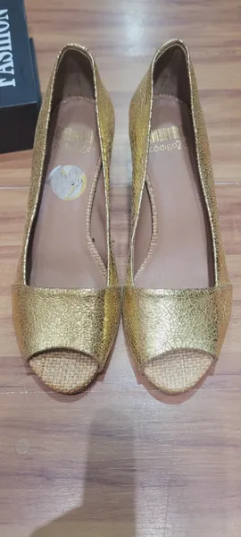 Sandalia peeptoe dourada