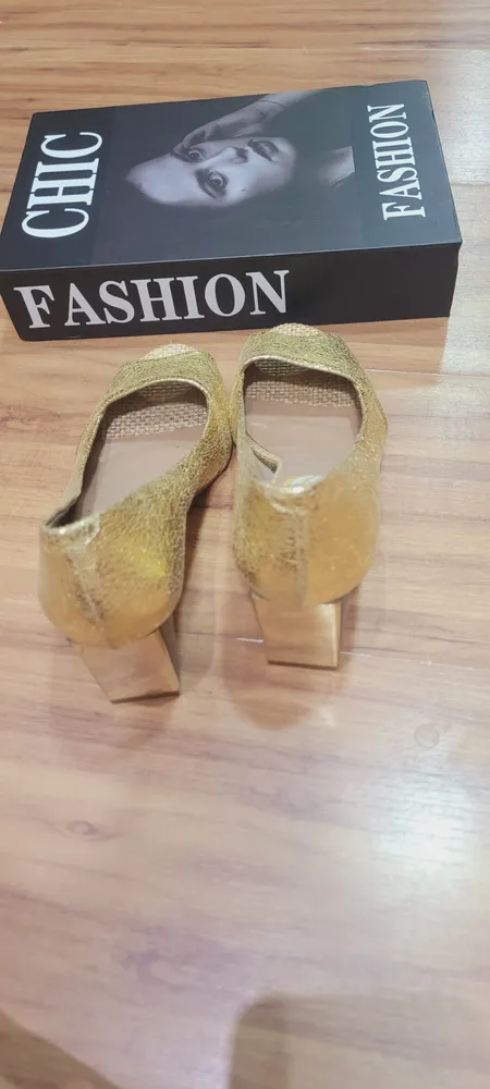 Sandalia peeptoe dourada