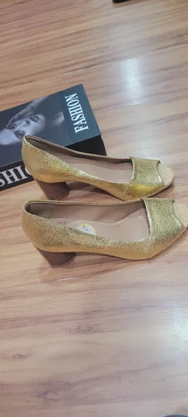 Sandalia peeptoe dourada