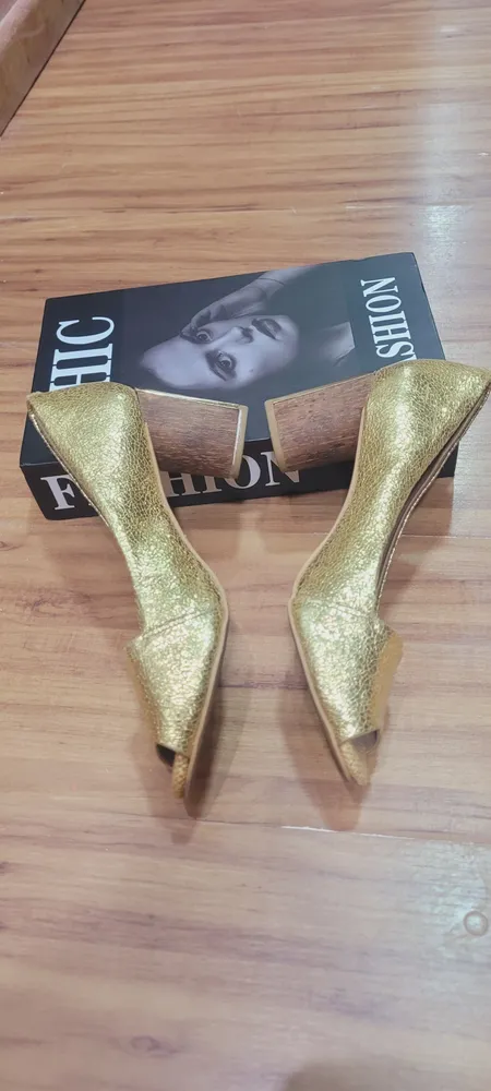 Sandalia peeptoe dourada