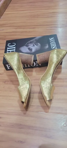 Sandalia peeptoe dourada