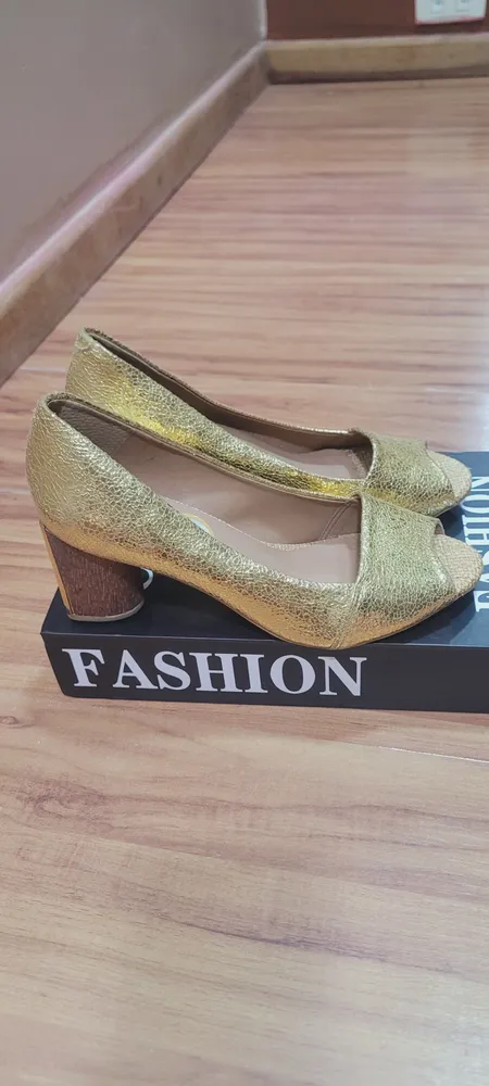 Sandalia peeptoe dourada