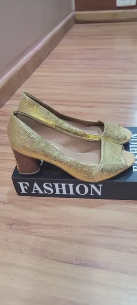 Sandalia peeptoe dourada