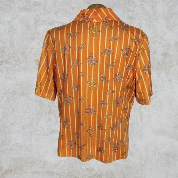 camisa brechó vintage anos 70 laranja estampada floral poliéster