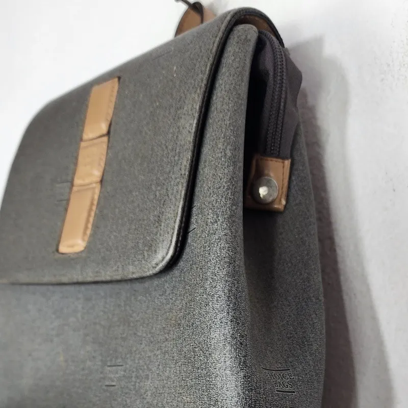 Mochila brechó vintage 90s Choice Bags cinza minimalista