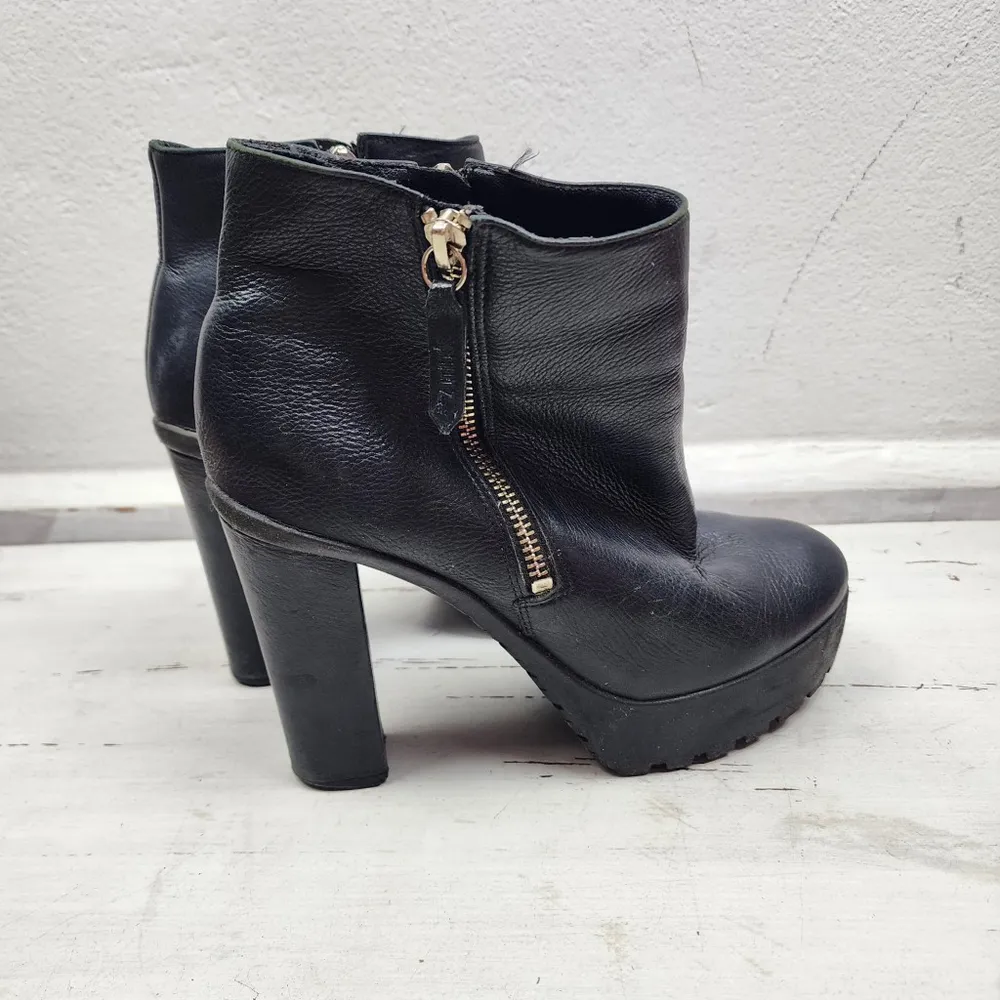 Brechó Bota Schutz Couro Preto Plataforma Tratorada