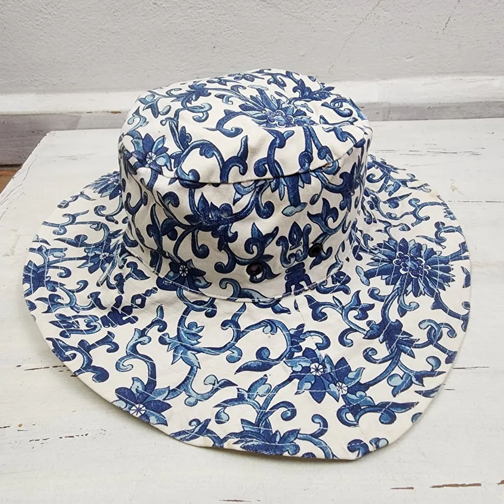 Brechó Bucket Hat Chocolate Floral Azul Branco Anos 2000