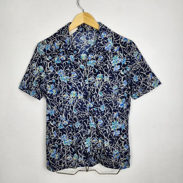 Camisa Vintage Anos 70 Brechó Floral Azul Marinho Poliéster
