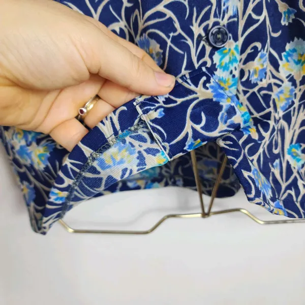 Camisa Vintage Anos 70 Brechó Floral Azul Marinho Poliéster