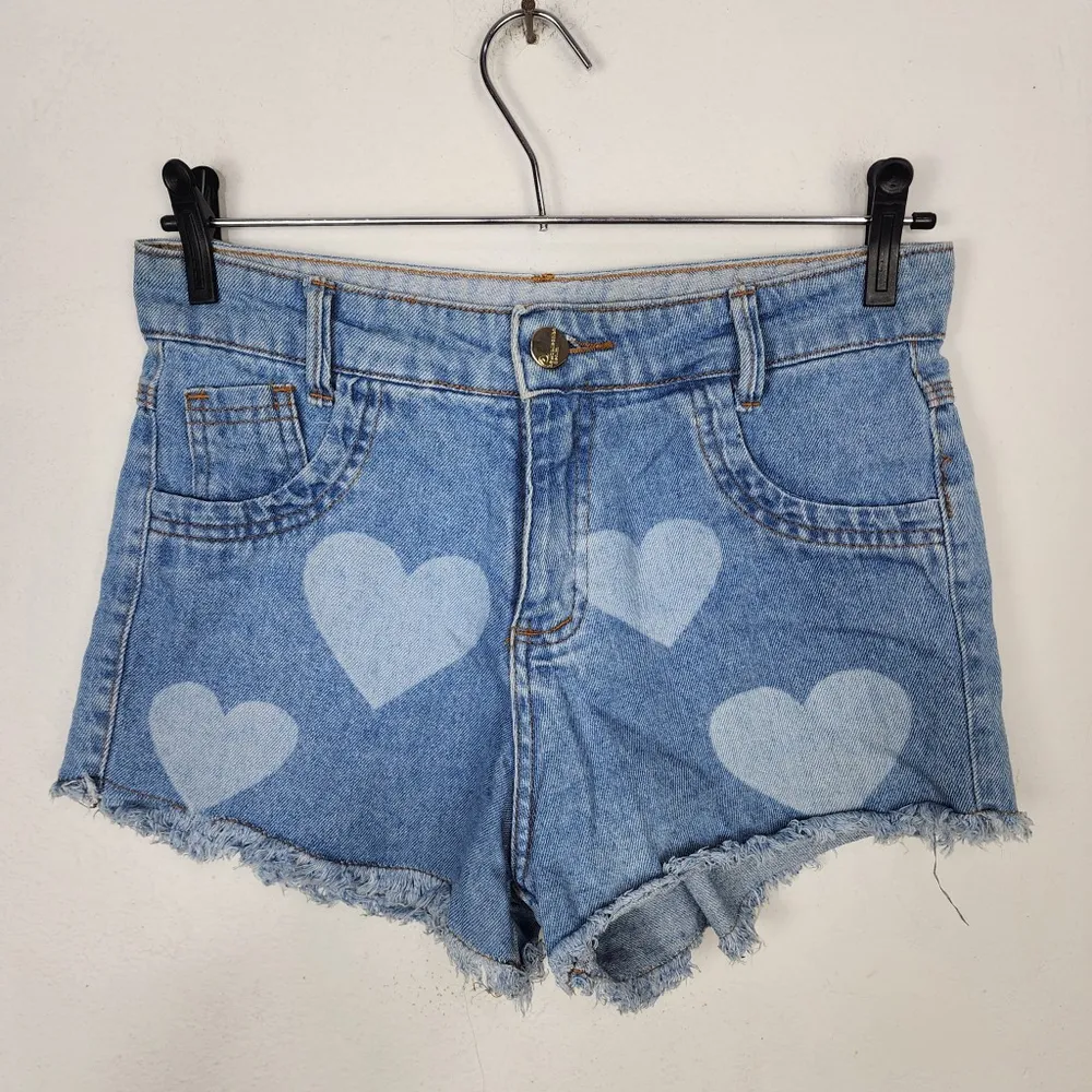 Shorts Jeans Feminino Cintura Alta com Corações Tamanho P