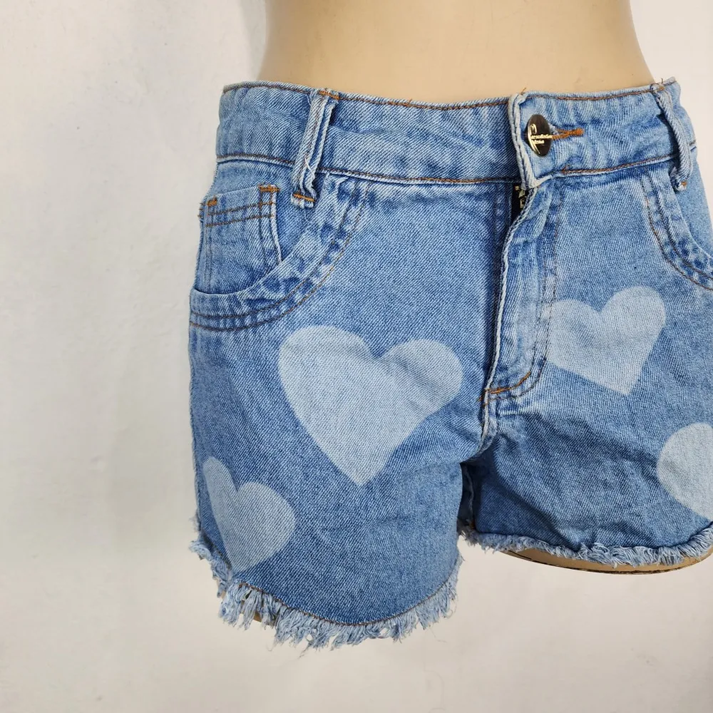 Shorts Jeans Feminino Cintura Alta com Corações Tamanho P