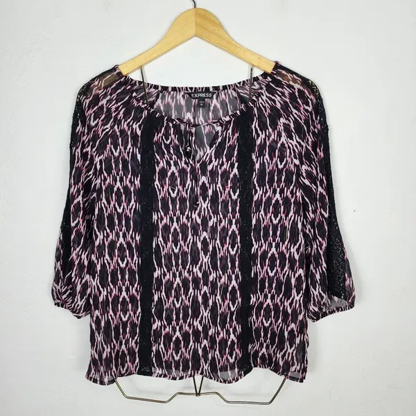 Blusa Feminina Express Estampada Preta Rosa e Branca Renda