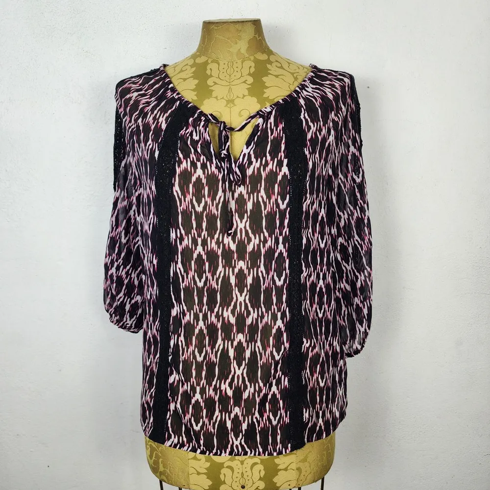 Blusa Feminina Express Estampada Preta Rosa e Branca Renda