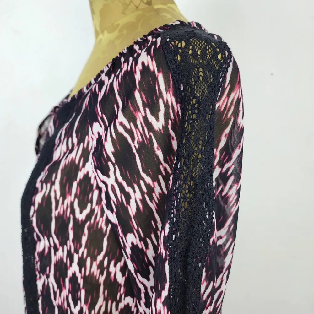 Blusa Feminina Express Estampada Preta Rosa e Branca Renda
