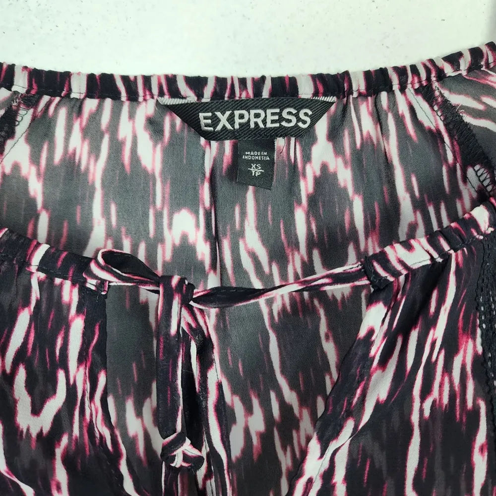 Blusa Feminina Express Estampada Preta Rosa e Branca Renda