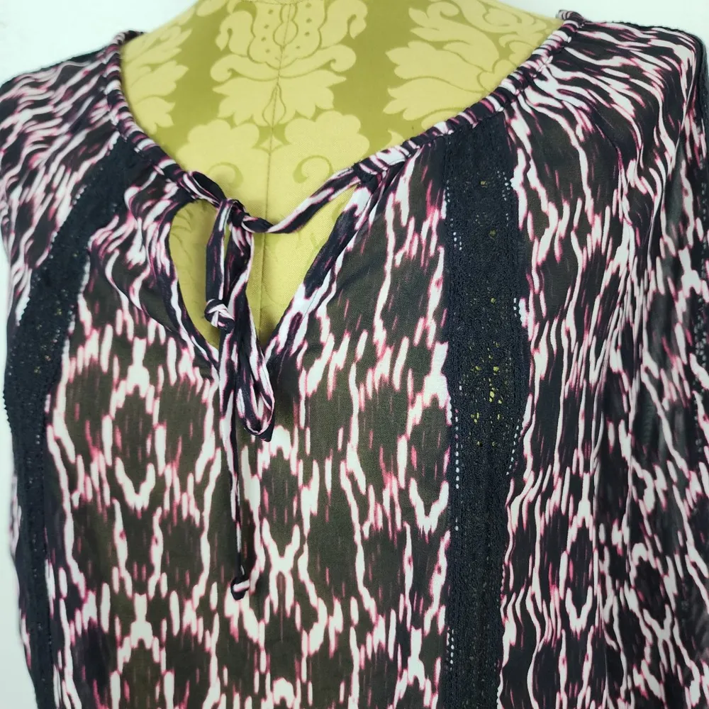 Blusa Feminina Express Estampada Preta Rosa e Branca Renda