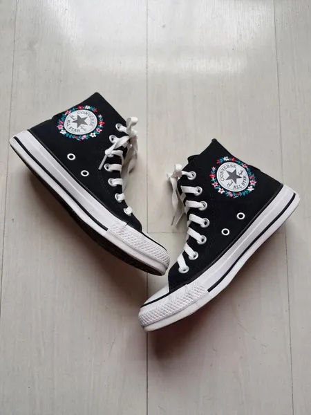 Converse All Star preto com bordado floral 33