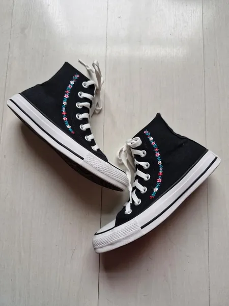 Converse All Star preto com bordado floral 33