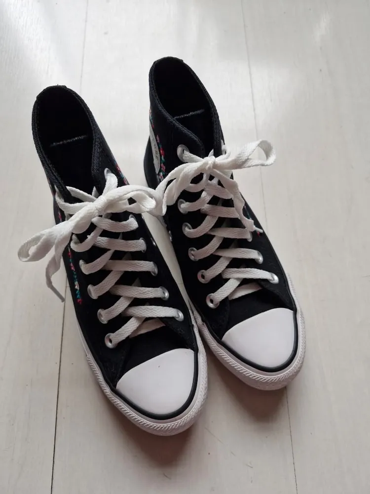 Converse All Star preto com bordado floral 33