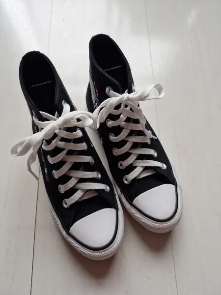 Converse All Star preto com bordado floral 33