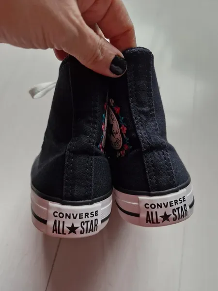 Converse All Star preto com bordado floral 33