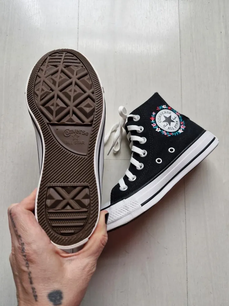 Converse All Star preto com bordado floral 33