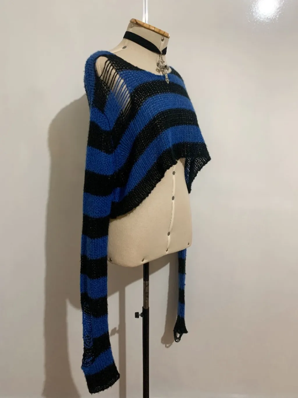 Suéter azul listrado rasgadinho DollsKill Widow - tamanho P a M