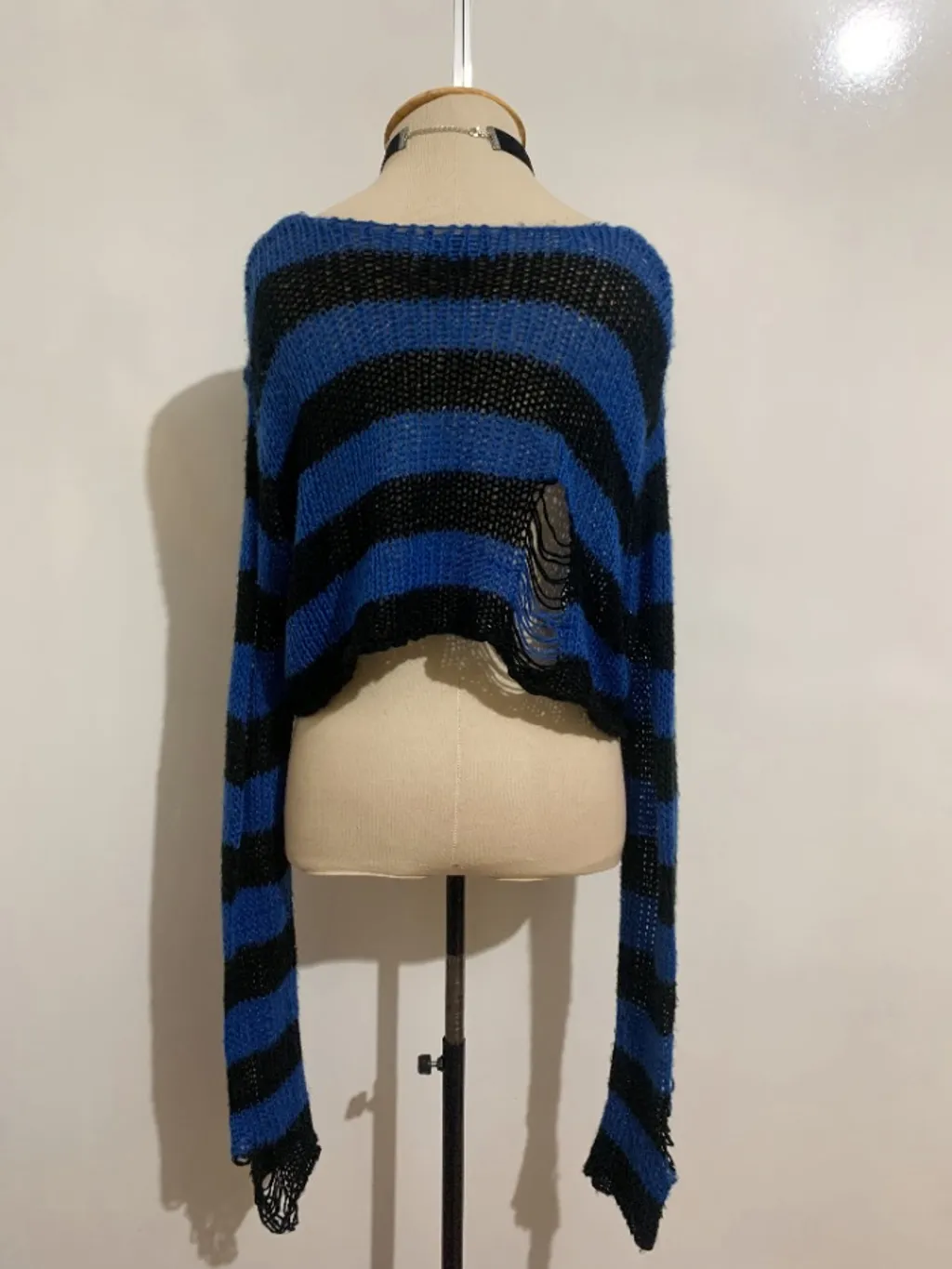 Suéter azul listrado rasgadinho DollsKill Widow - tamanho P a M