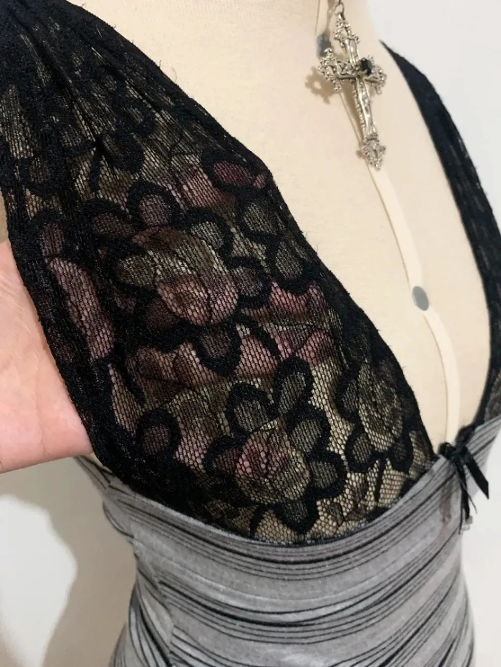 Blusinha cinza listrada com alcinhas rendadas - tamanho PP a P