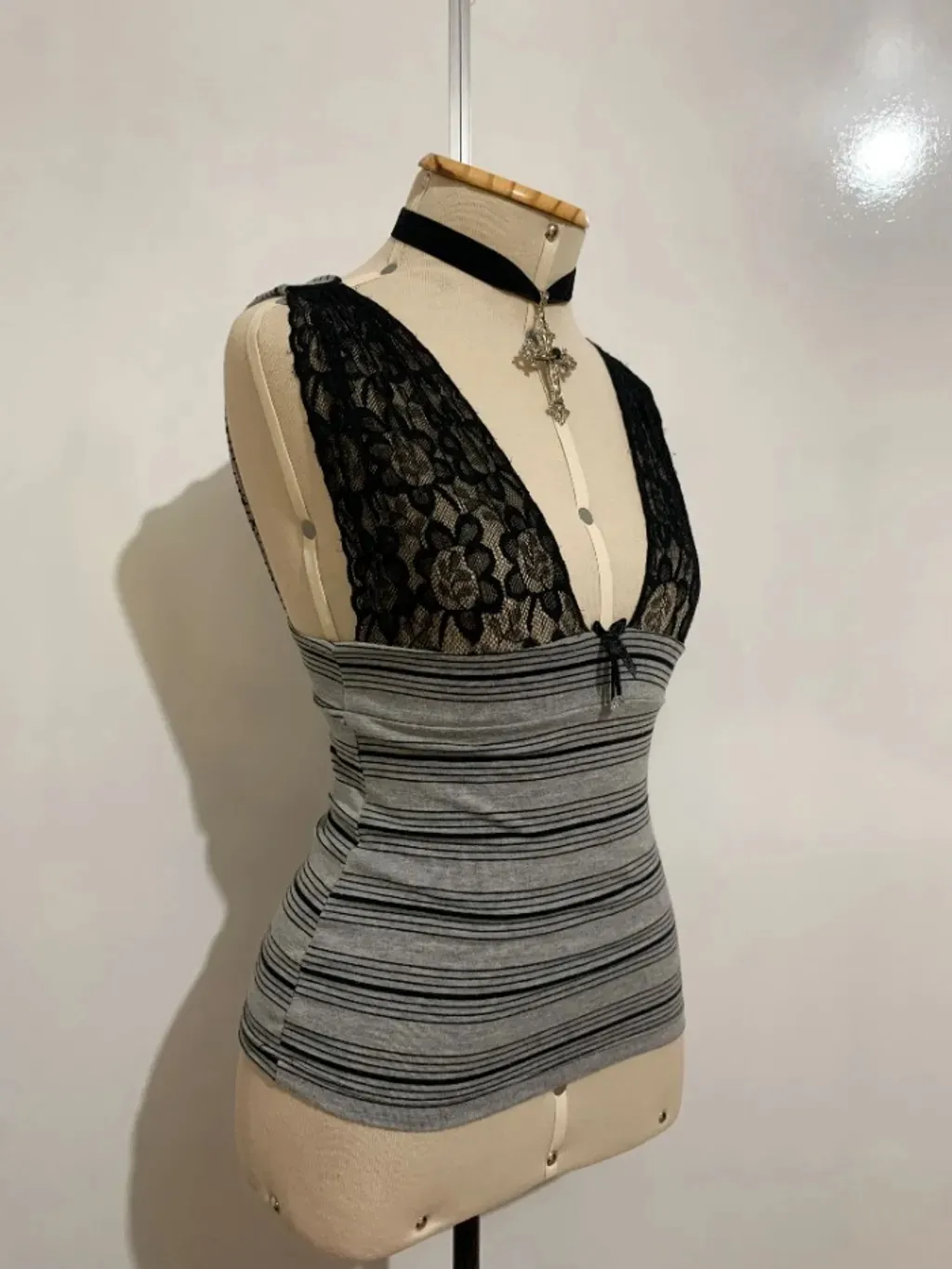 Blusinha cinza listrada com alcinhas rendadas - tamanho PP a P