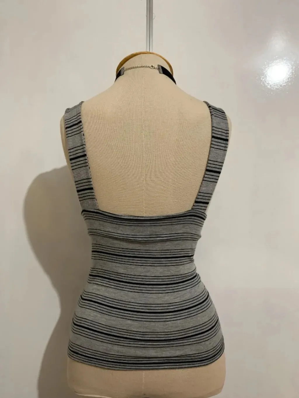 Blusinha cinza listrada com alcinhas rendadas - tamanho PP a P