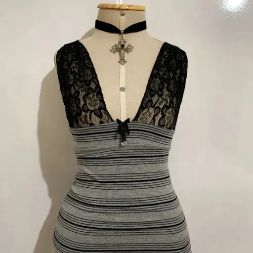 Blusinha cinza listrada com alcinhas rendadas - tamanho PP a P