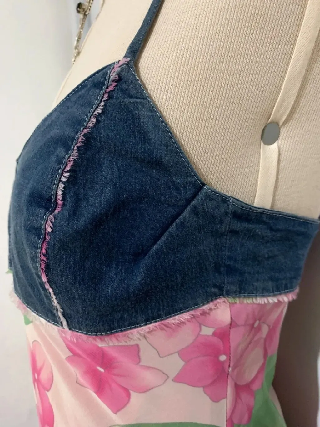 Vestido florido com busto em jeans - tamanho p