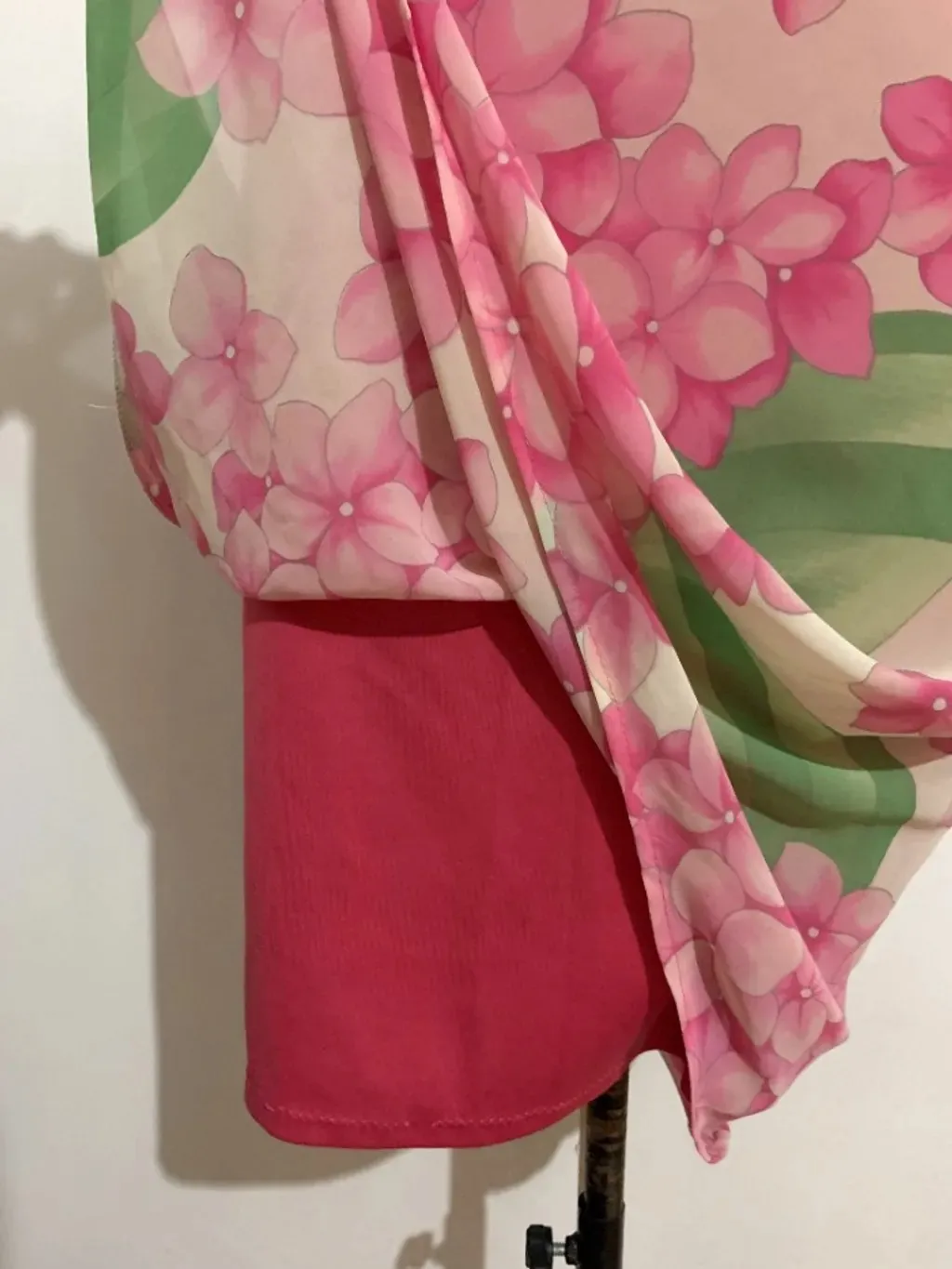 Vestido florido com busto em jeans - tamanho p