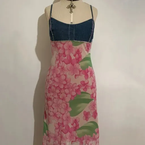 Vestido florido com busto em jeans - tamanho p