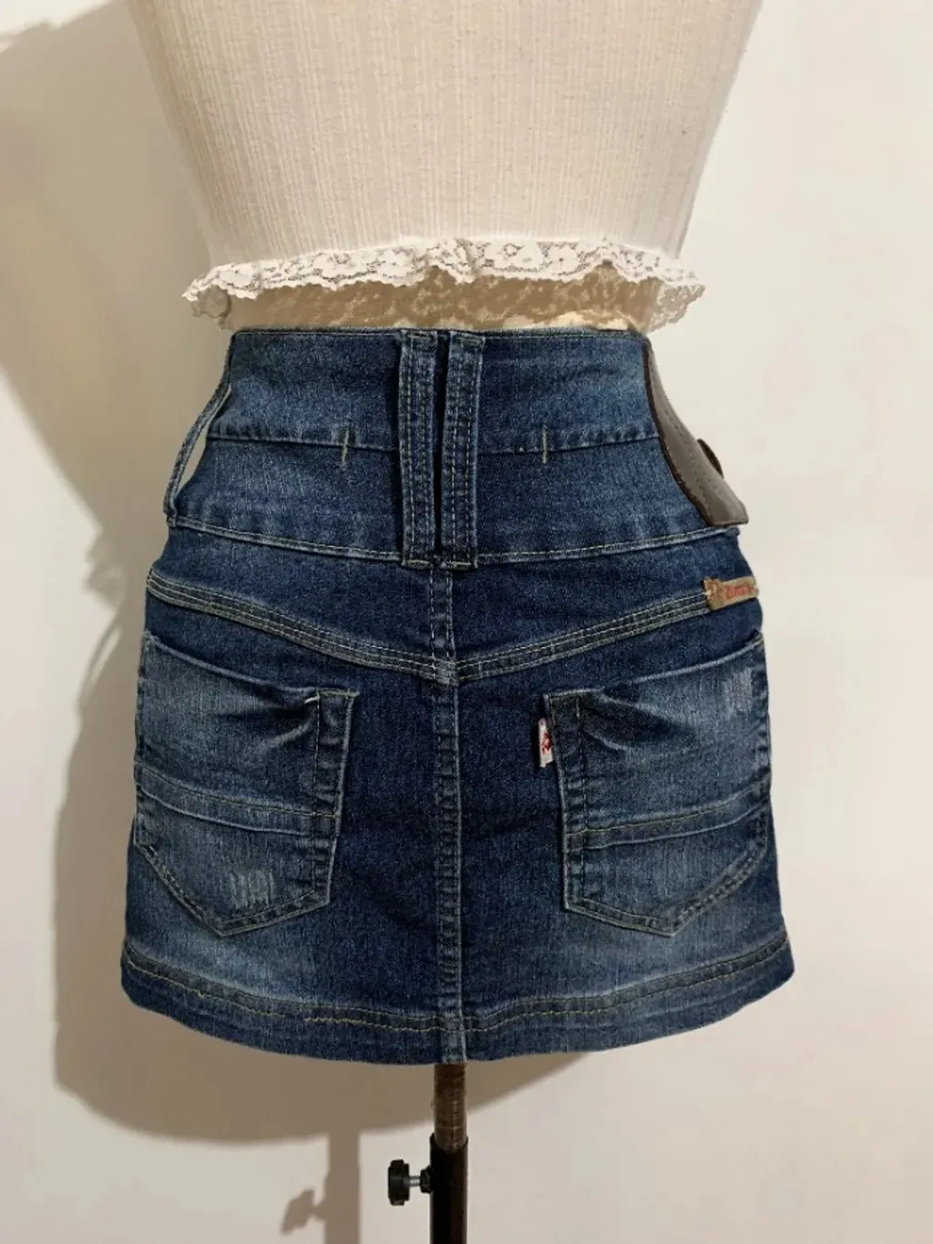 Saia jeans com detalhe tipo cinto - tamanho 38