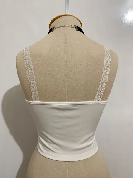 Blusinha delicada com rendas SHEIN - Tamanho PP