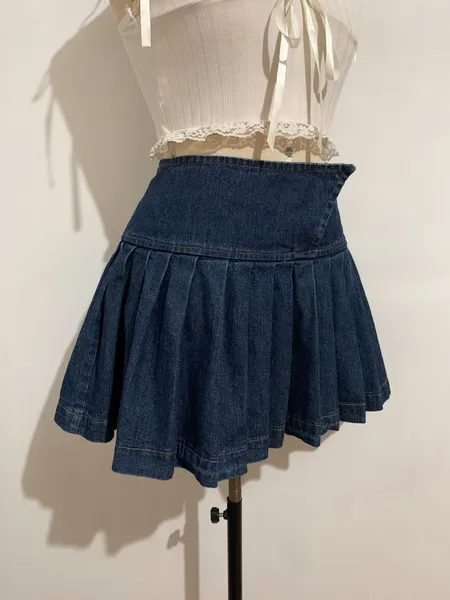 Saia jeans plissada fechamento de botão - Tamanho G