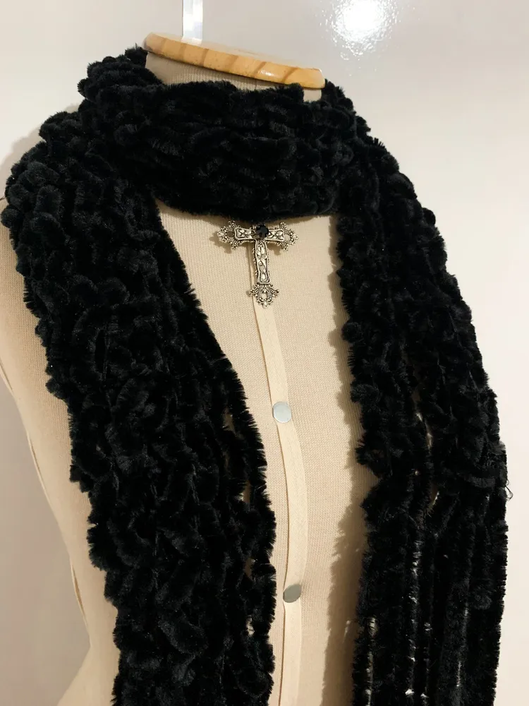 Cachecol peludinho preto