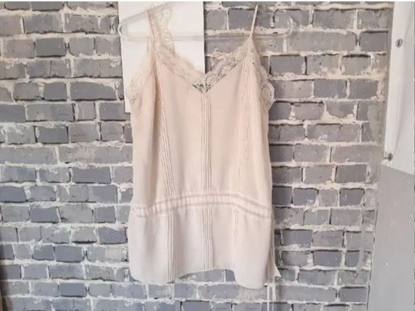 Blusa de alça fina, veste M, da Leeloo
