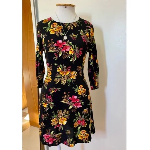 vestido preto floral zara