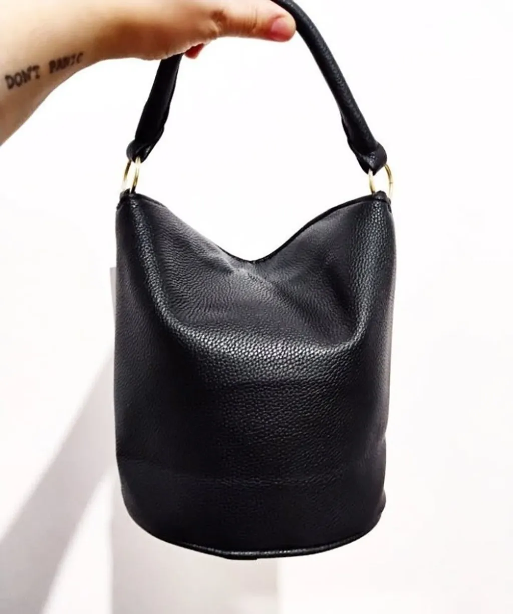 Bolsa preta média midelo bucket com duas alças detalhes dourados