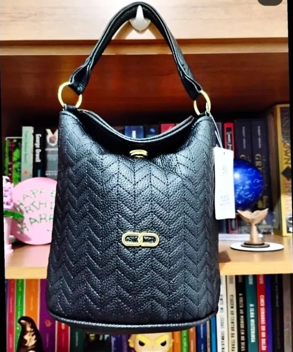 Bolsa preta média midelo bucket com duas alças detalhes dourados