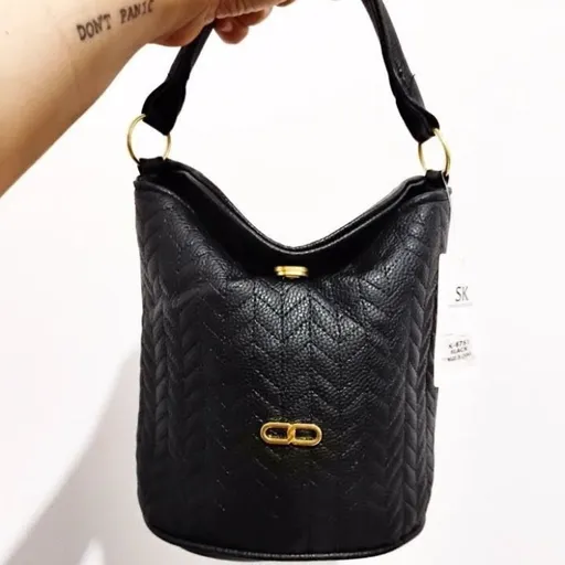 Bolsa preta média midelo bucket com duas alças detalhes dourados