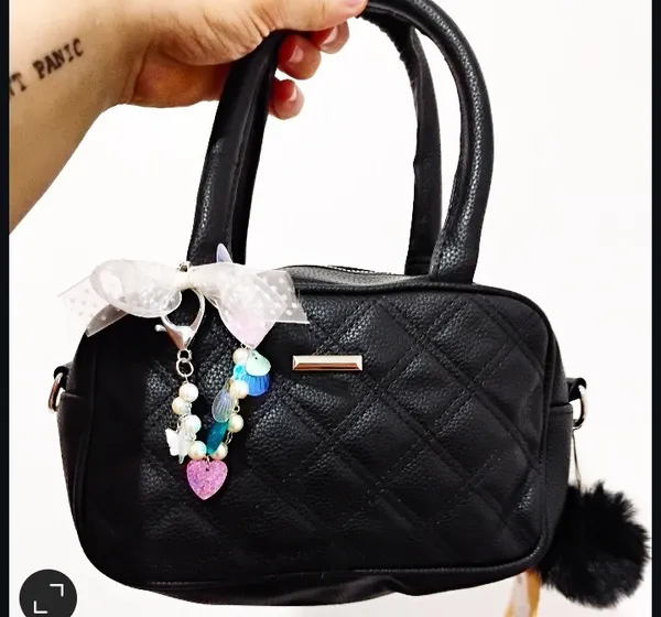 Bolsa preta metalasse com duas alças media com bag charm